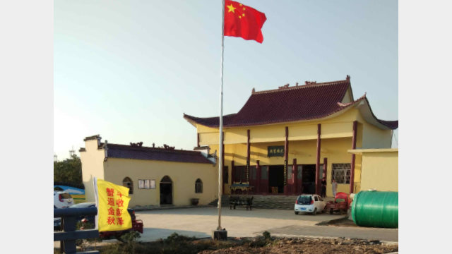 The national flag has been raised at Qingyun Temple in Pengze county, Jiangxi
