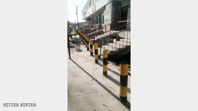 Anti-vehicle sidewalk barriers in front of shop