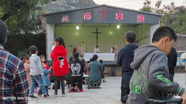 Believers hold mass outdoors
