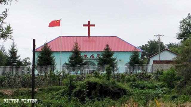 On September 2, Christian Gan’en Church in Wulongbei town, Dandong city, was forced to hoist the national flag.