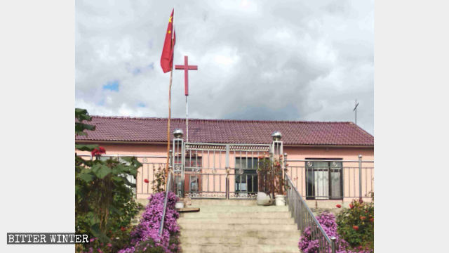In mid-September, Changling Church in Dandong city’s Kuandian county was forced to raise the national flag.