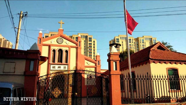 On September 24, the national flag was raised at Badao Church in Dandong city.