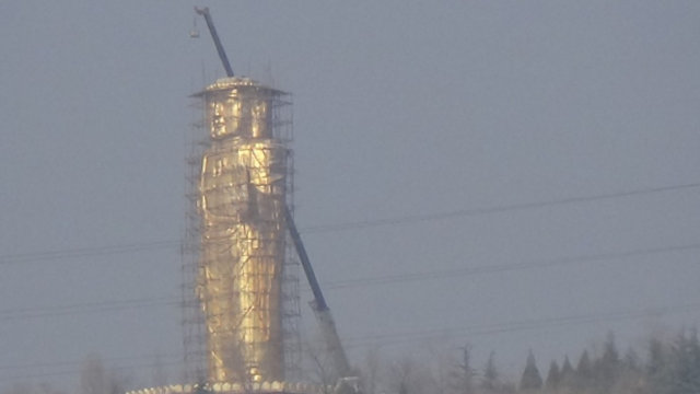 : The authorities have started demolishing the 29.9-meter-tall Giant Buddha at Jingniang Lake.