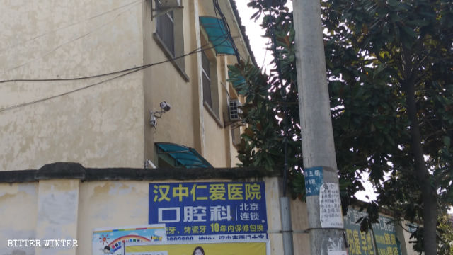Surveillance cameras have been installed at the abandoned elementary school that now serves as a legal education center.