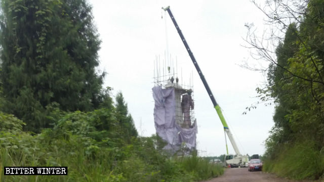 A crane was dismantling the statue