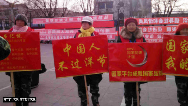 A signboard among the marchers