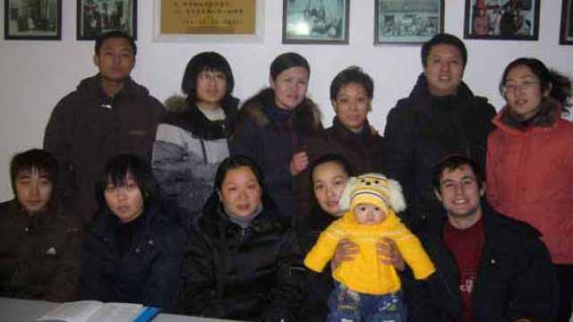 Kaifeng Jewish family members gather for a photo