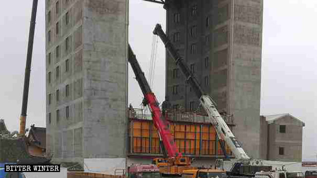 Crane dismantling Guanyin statue