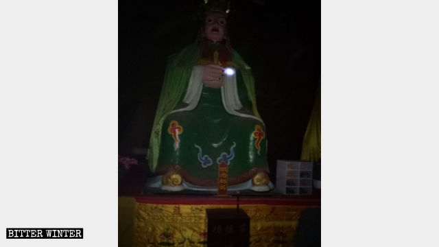 The deity statue in Hongshan Temple before being destroyed