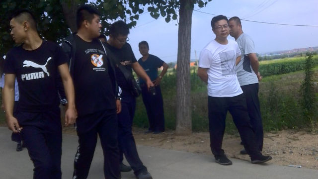 On the morning of July 18, 2018, plainclothes police officers and government personnel stand in front of Sun Juchang’s house. (Source: Sun Juchang’s Twitter @qqPHOs3577GXn0N)