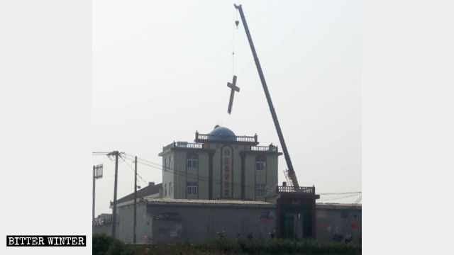 The cross being removed from the Three-Self Christian Church in Shuaizhuang village, Daxinzhuang township, Xinxiang city
