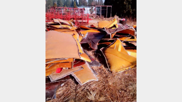 Fragments of one demolished Buddha statue in Anning.