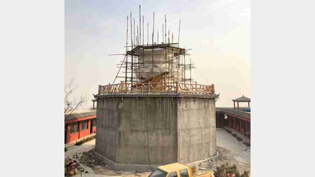 The Guanyin statue is being destroyed.