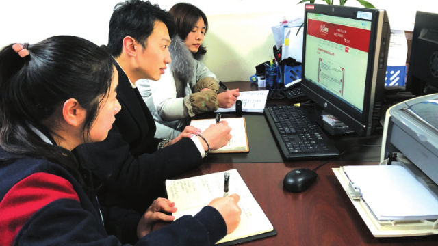 Party members log in Xi Study Strong Nation App