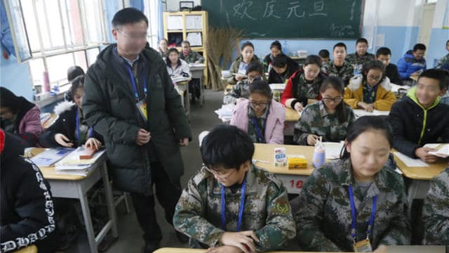 A teacher on assignment in Xinjiang is teaching in the classroom