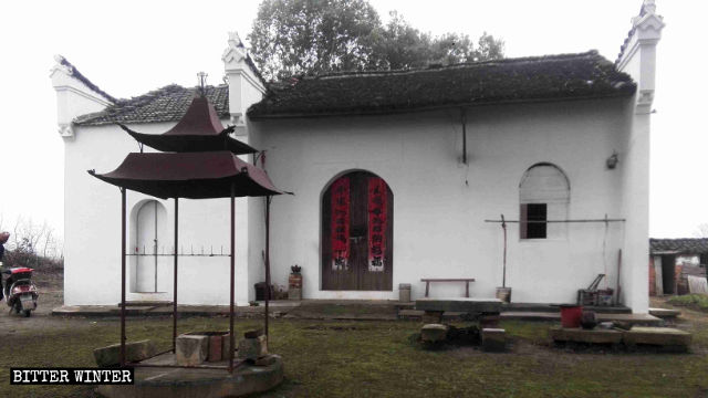temple in Wusha town has been painted white