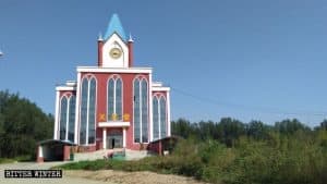 Christians Sing Hymns as CCP Removes Cross from Church (VIDEO)