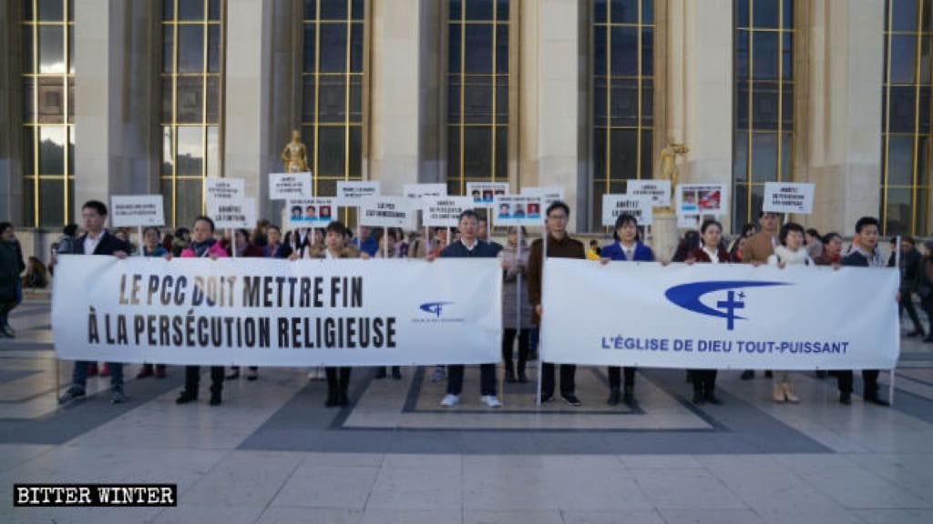 CAG members are demonstrating at Place du Trocadéro in Paris, denouncing the CCP for its long-term persecution of their Church.