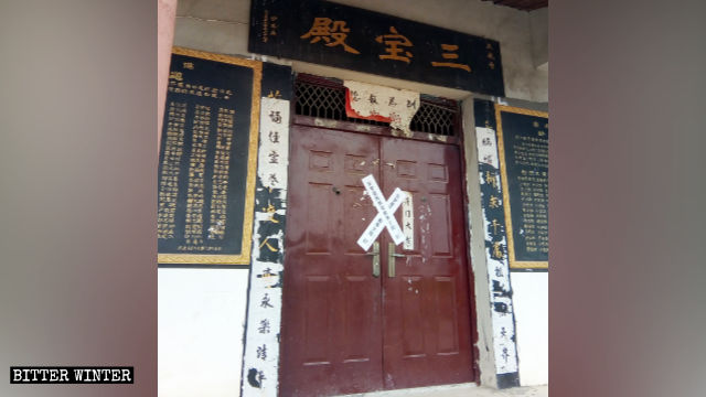 Officials sealed off The Sanbao Hall of Linggan Temple.