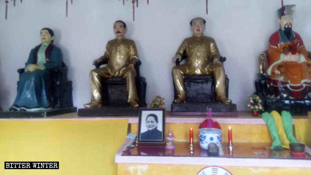 Statues of Mao Zedong, Sun Yat-sen, the first provisional president of the Republic of China, and his wife, Soong Ching-ling, are placed inside the Tianbao Temple in Jiujiang city.