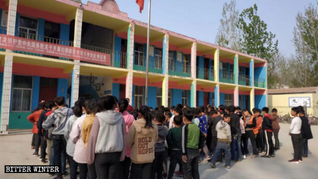 A banner reading “Resolutely embrace the Central Committee of the Communist Party and the State Council’s strategic plan for launching a special battle to clean up gang crime and eliminate evil” posted on the teaching building of a primary school.