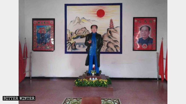 A statue of Mao Zedong and portraits of CCP’s four “great men” at Wanshou Palace in Jiujiang city.