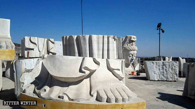 The Guanyin statue was cut into 49 pieces that were scattered on the ground.