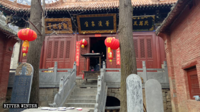 One of the halls in Lianhua Temple before it was sealed off.
