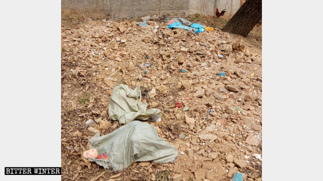 Religious statues in Lianhua Temple were smashed and buried.