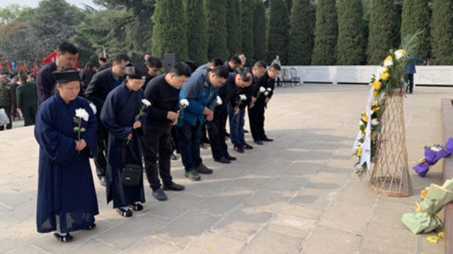 Bowing to the revolutionary martyrs, as part of the Tomb Sweeping Day celebrations.