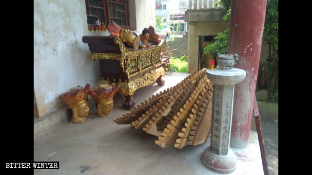 The heads of the demolished Guanyin statues were left on the ground.