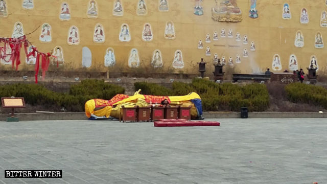 After being dismantled, the Dripping-Water Guanyin statue was placed to the side and covered with a cloth.