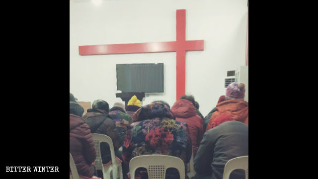 Believers are holding a gathering in the Reformed house church in Neixiang county.