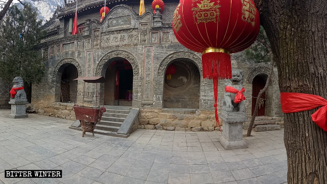 The main entrance to Lianhua Temple before it was closed.