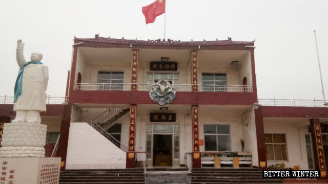 The statue of Mao Zedong outside the temple.