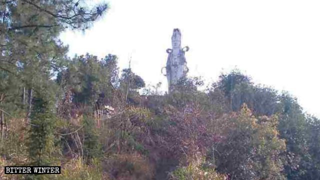 The Guanyin statue in Taizhou before the demolition.