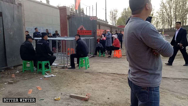 Police set up iron railings in front of Gulingshan Temple’s entrance, prohibiting people from holding religious activities.