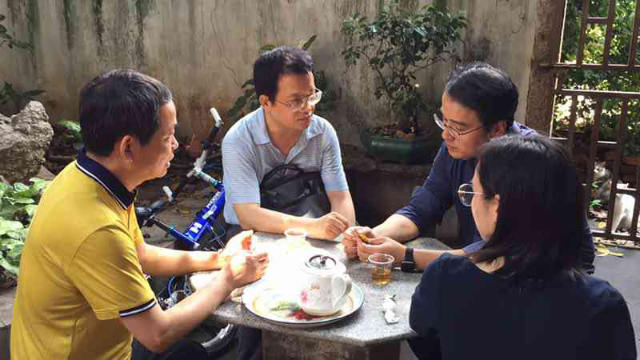 Pastor Yang and his wife are negotiating with officials from the Ethnic and Religious Affairs Bureau.