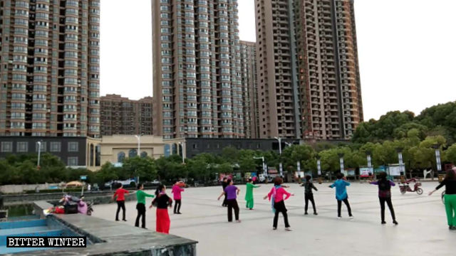 People in Henan Province doing aerobics to Buddhist songs