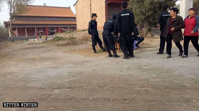 Police stand guard in front of Gulingshan Temple.