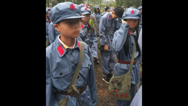 During the trips to Jinggangshan, students were carrying schoolbags imprinted with a portrait of Mao Zedong.