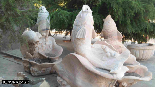 The fountain near the statue was also demolished.