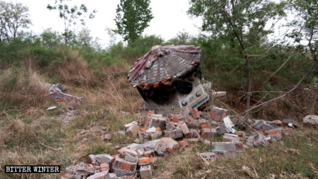 The incense burner in the temple was destroyed.
