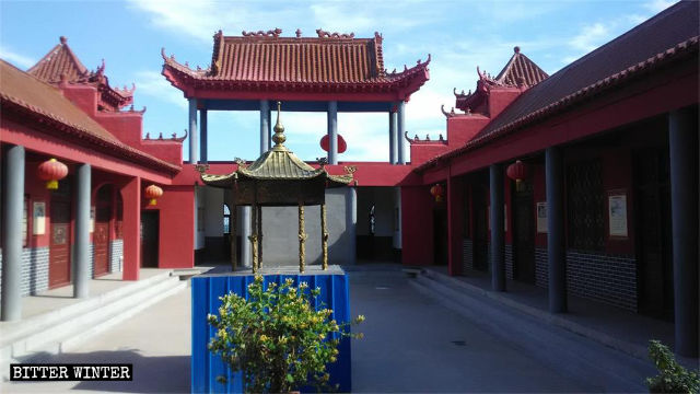 The large incense burner inside Jade Emperor Palace was sealed off with sheets of galvanized iron.