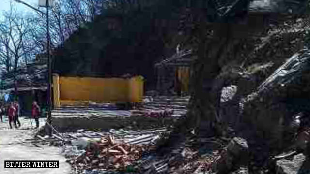 The largest temple on the top of the mountain was burned down, leaving only the iron frame behind. It was once the temple with the highest number of worshippers.