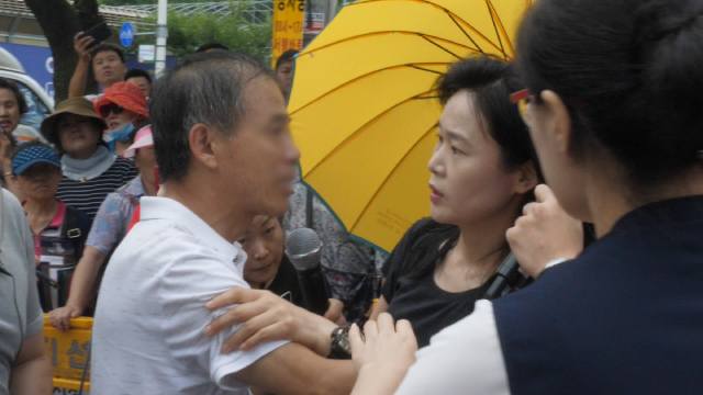 A father wanted to meet his son but O tried to stop him
