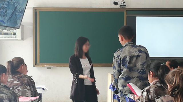 A teacher recruited to Xinjiang is giving a lesion
