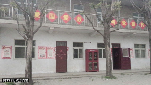 The eight Chinese characters for “Love your country, love your religion, and obey the Party’s command” are posted on the railing of the church.