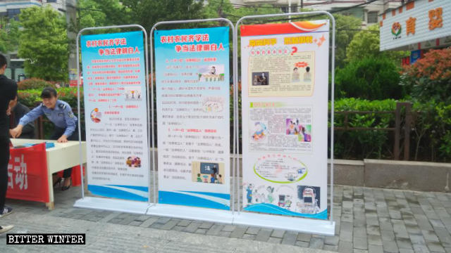 Public security officers are promoting the campaign “Advocate science, oppose xie jiao” on the street.