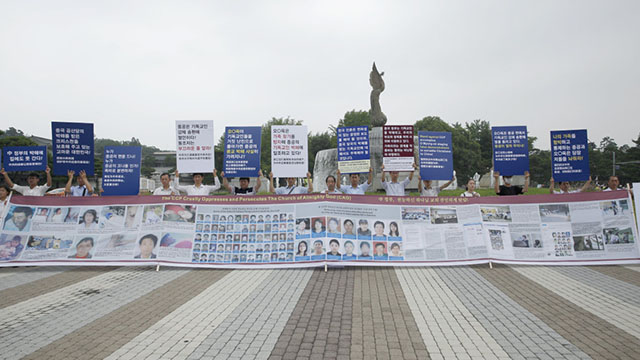 Silent protest in front of the Blue House